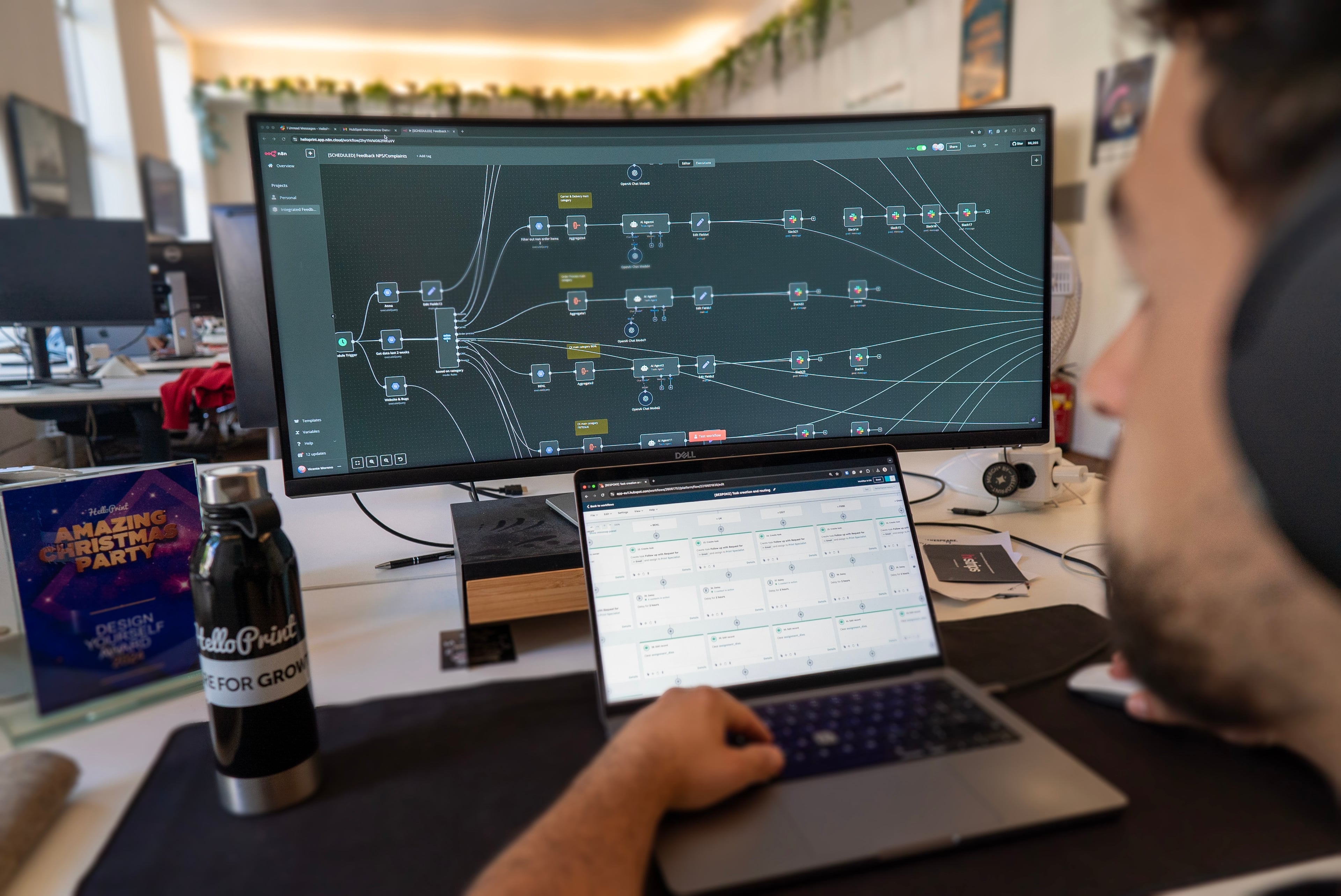 HelloPrint medewerker werkt met AI-tools en automatiseringsplatform
